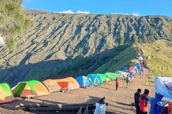 Ilustrasi pendakian Gunung Rinjani