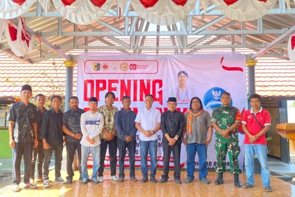 Sekda Lombok Timur, H.M Juaini Taofik saat bersama karang taruna dan berbagai pihak