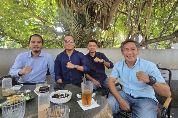 Kuasa hukum dan Hendrawan Saputra beserta rekannya.