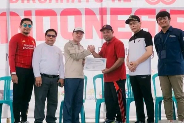 Wakil Bupati Lombok Timur, H. Moh. Edwin Hadiwijaya bersama Pemdes Bagek Payung Selatan dan lembaga sosial sharing happines.