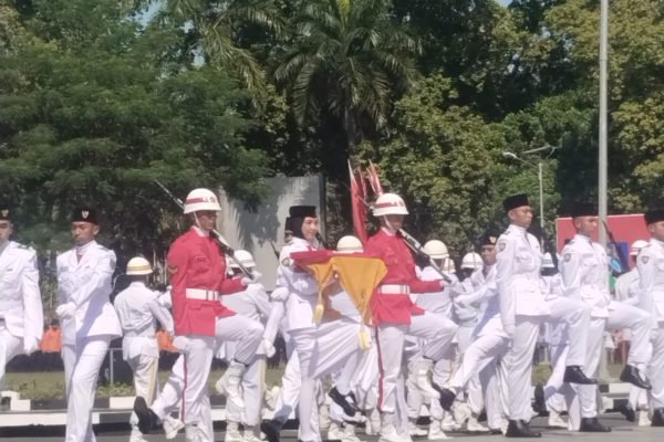 Pengibaran benderan merah putih di kantor Gubernur NTB. (foto kicknews.today/wn)