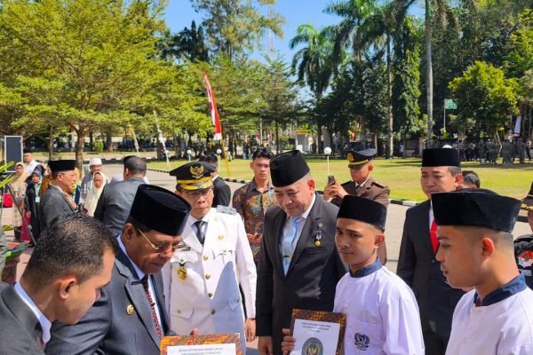 Penyerahan remisi umum dan dasawarsa bagi warga binaan Lapas Selong.