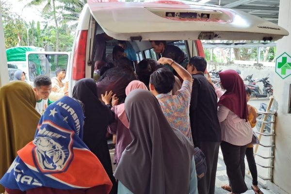 Korban minum racun dibawa ke RS Soedjono Selong.