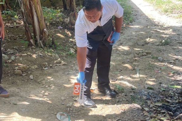 Petugas saat lakukan olah TKP kasus meninggalnya pemuda akibat keracunan di Lombok Tengah.