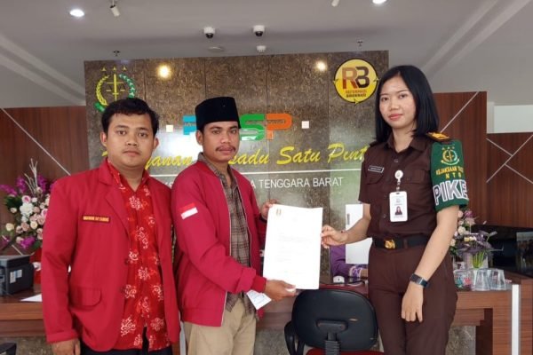 Pimpinan Cabang IMM laporkan dugaan penggelapan dana pokir dewan ke Kejati NTB.
