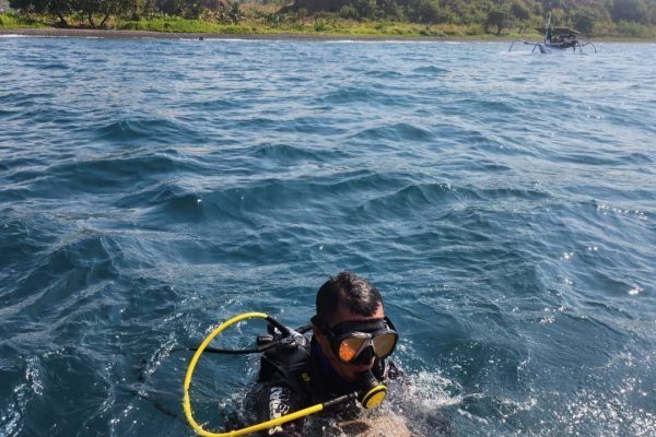 Tim SAR lakukan pencarian pekerja asal Banyuwangi yang hilang di perairan Lombok Timur.