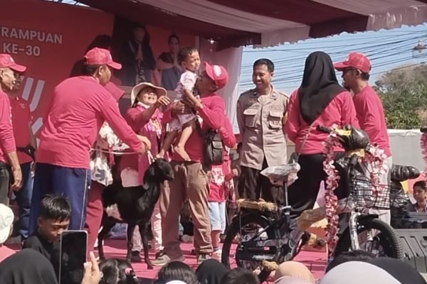 Antusias masyarakat Desa Perampuan Lombok Barat saat pengundian hadiah dilakukan di atas panggung, dengan hadiah utama seekor kambing (foto kicknews.today/wn)