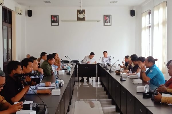 Hearing di DPRD Lombok Timur antara para nasabah, pihak cabang BRI Selong dan pihak OJK. Foto:ist