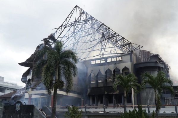 Gedung DPRD NTB yang dibakar massa demontrasi pada Sabtu (30/8/2025). (foto kicknews.today/ist)