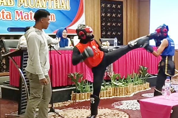 Aurel dan Chaca, dua putri Atlet Muaythai Kota Mataram menunjukkan kesiapannya mengikuti dan merebut emas pada Kejuaraan Nasional Muaythai 2025 dihadapan pengurus cabor Muaythai Kota Mataram, Pengprov Muaythai NTB dan Pengurus KONI Kota Mataram