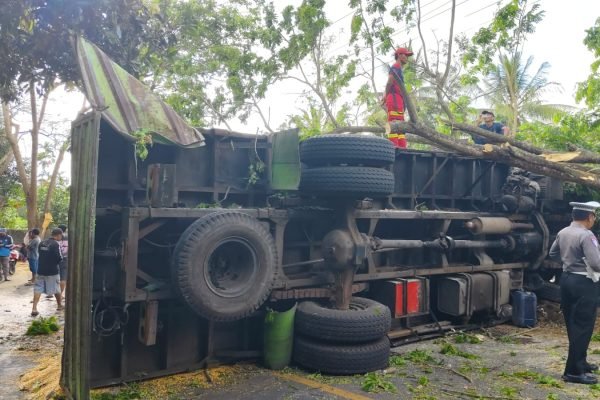 Rem blong truk terguling di Praya Tengah Lombok Tengah.