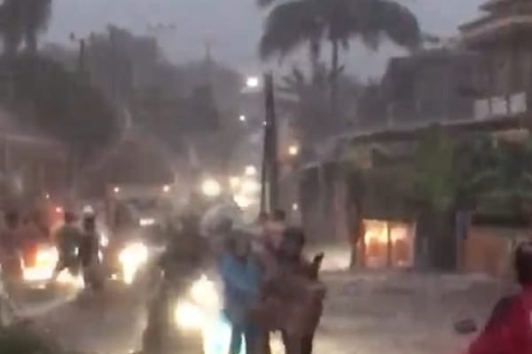 Banjir di perbatasan Aikmel Timur dengan Kembang Kerang, jln jurusan Aikmel Sembalun. Foto:Ist