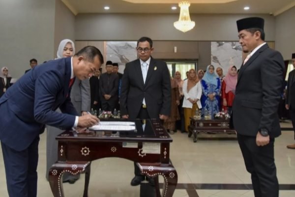 Irnadi Kusuma saat dilantik Gubernur NTB Dr H Lalu Muhamad Iqbal pada Rabu 17 September 2025 sebagai Kepala Dinas DPMPTSP NTB. (foto kicknews.today/adpim)