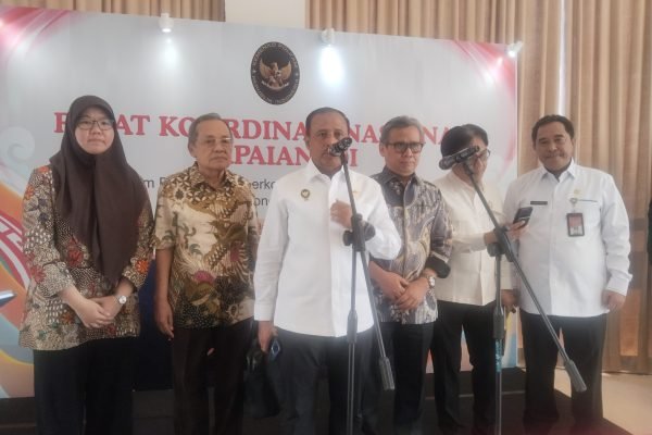 Deputi I Bidang Koordinasi Politik Dalam Negeri, Kemenko Polkam, Mayjen TNI Heri Wiranto (tengah) bersama Deputi Bidang Statistik Sosial BPS RI, Ateng Hartono (dua dari kanan) saat konfrensi pers usai Rakornas IDI di Mataram Kamis 25/9/25 (foto kicknews.today/wn