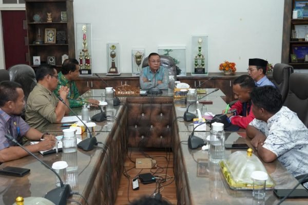 Wali Kota Bima saat menerima kunjungan warga BTN Sambinae.