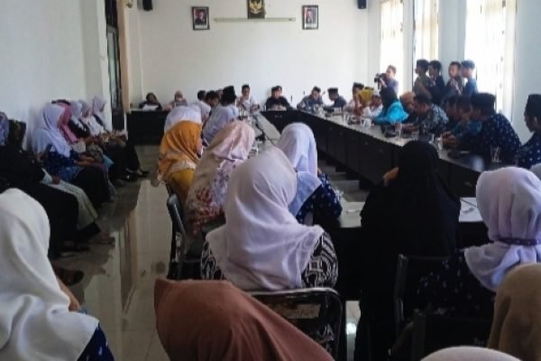 Hearing guru Paud, Basnaz dan DPRD Lombok Timur. Sumber foto: dok. Himpaudi