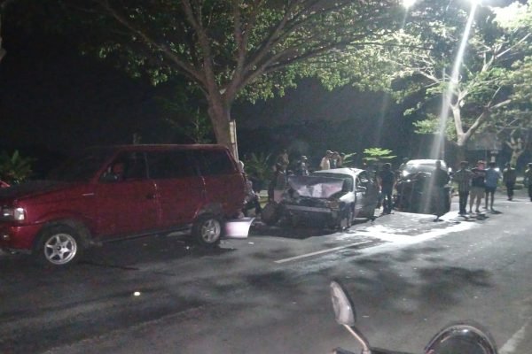 Kondisi 3 mobil terlibat kecelakaan beruntun di Lombok Tengah.