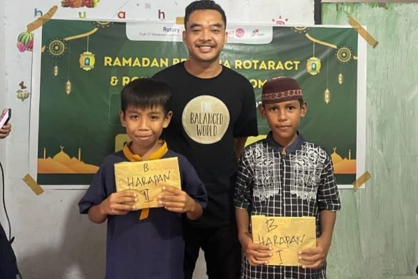Jauhari Tantowi bersama anak pesisir Mataram.