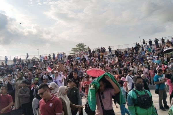 Penonton parade rider MotoGP 2025 di Kota Mataram. (foto kicknews.today/wn)