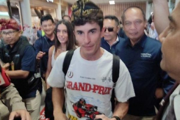Sang juara dunia Marc Marquez tiba di Bandara Lombok. (foto ist)