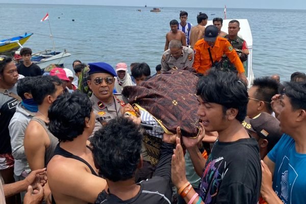 Proses evakuasi mayat nelayan di Lombok Utara.