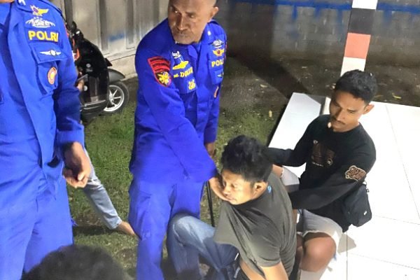 Anggota Marnit KP. XXI - 2014 Ditpolairud Polda NTB saat menyergap seorang terduga pelaku tindak pidana narkoba di Pesisir Calabai, Kab. Dompu.