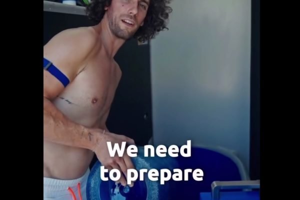Momen kocak saat pembalap asal Spanyol Alex Rins menuangkan air galon ke dalam penampungan air untuk berendam. (foto insta story @yamahamotogp))