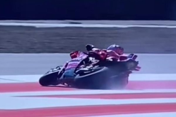 Marc Marquez saat terjatuh di Sirkuit Mandalika. (foto ist)