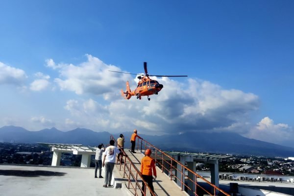 Pembalap Moto2 dievakuasi helikopter usai alami kecelakaan di Sirkuit Mandalika.