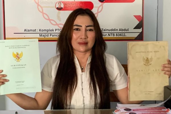 Kuasa Hukum tergugat, Ida Royani S.H saat menunjukkan keabsahan dokumen Rpremi klien nya. foto: ist