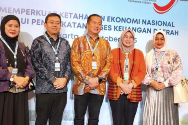 Gubernur NTB Lalu Muhamad Iqbal meraih penghargaan dalam Tim Percepatan Akses Keuangan Daerah (TPAKD) tahun 2025. (foto kicknews.today/biroadpim)