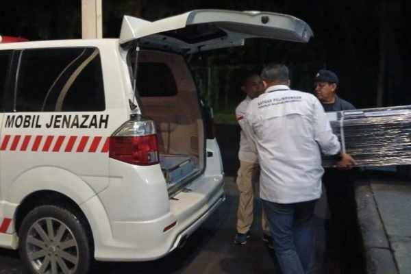 Proses pemulangan pekerja migran yang menjadi korban tabrak lari di Malaysia. (foto kicknews.today/biroadpim)
