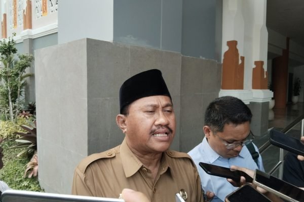 IMG_20251013_113937 Plt Kepala Disnakertrans NTB, Muslim. (foto kicknews.today/wn)