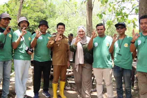 Bupati Dompu bersama tim Geopark Tambora usai penanaman mangrove di Kecamatan Pekat. Foto: Dok. Geopark Tambora