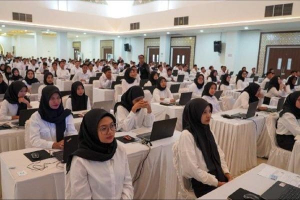 Ratusan pegawai honorer saat mengikuti seleksi PPPK tahun 2024 lalu di Asrama Haji Embarkasi Lombok. (foto ist)