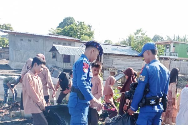 ABK KP. XXI - 2014, Dipolairud Polda NTB, bersama sejumlah unsur masyarakat setempat melaksanakan aksi gotong royong di pesisir Calabai