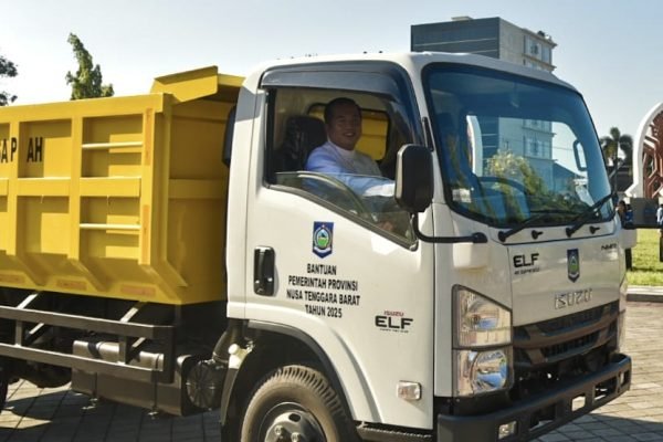 Pemprov NTB serahkan dua unit dump truck dan satu unit insinerator kepada Pemkot Mataram. (foto kicknews.today/ist)