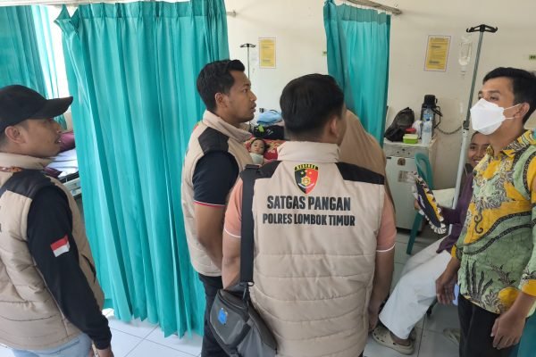 Satgas pangan Polres Lombok Timur memeriksa siswa-siswi yang diduga keracunan MBG. foto:Ist