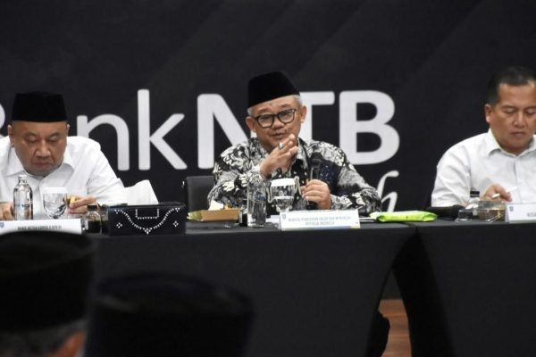 Gubernur Nusa Tenggara Barat (NTB) Dr. Lalu Muhammad Iqbal bahas isu pendidikan dengan Mendikdasmen Abdul Mu'ti. (foto kicknews.today/ist)
