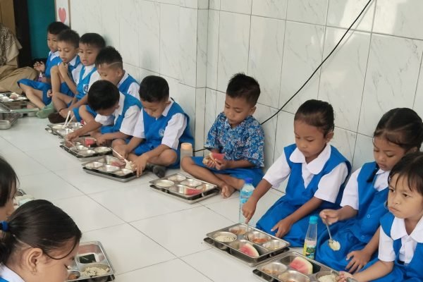 Siswa siswi taman kanak kanak darul Furqon sedang menikmati program makan bergizi gratis. (foto kicknews.today/wn)