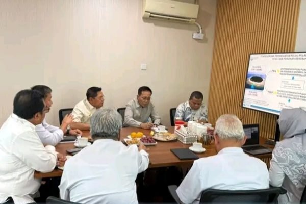 Bupati Lombok Timur, H. Haerul Warisin didampingi Sekretaris Daerah H. Muhammad Juaini Taofik dan Kepala Dinas Kelautan serta Perikanan M. Zainudin memenuhi undangan Direktur Pesisir dan Pulau-Pulau Kecil Dirjen Pengelolaan Kelautan. foto: dok Pemda Lotim.