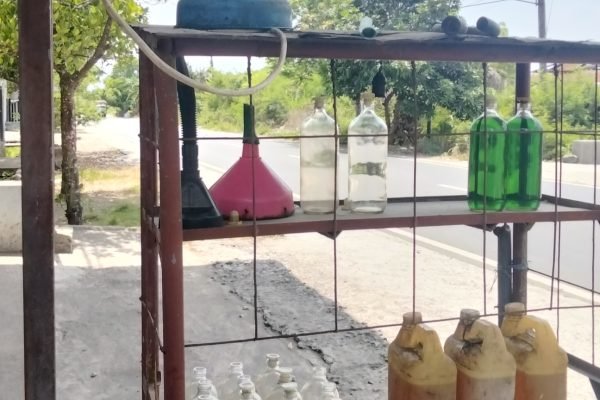 Kios Mahsun, penjual eceran BBM di Keruak Lombok Timur. foto:Ist