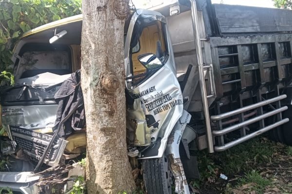 Kondisi truk usai tabrak pengendara sepeda motor di Lombok Tengah.