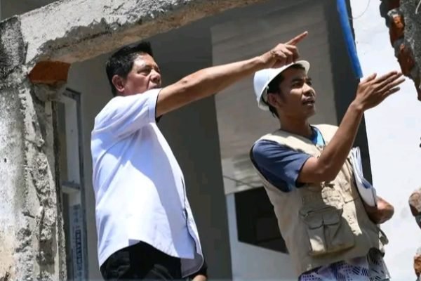 Bupati Lombok Timur, H, Haerul Warisin saat meninjau pembangunan RS Masbagik. Foto: dok. Pemda Lombok Timur