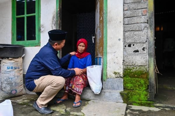 IMG_20251024_204306 Gubernur NTB Dr H Lalu Muhamad Iqbal saat menyambangi warga. (foto kicknews.today/dok ist)
