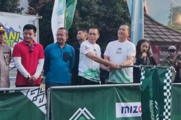 IMG_20251026_210947 Gubernur NTB, Dr H Lalu Muhammad Iqbal, didampingi Wakil Bupati Lombok Timur, H. Moh. Edwin Hadiwijaya saat melepas ratusan peserta Sembalun mountain marathon (foto kicknews.today/ist)