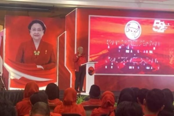 IMG_20251027_173538 Ketua DPD PDIP NTB Rahmat Hidayat saat pidato di hadapan peserta Konferda yang hadir di Hotel Lombok Raya. (foto kicknews.today/ist)