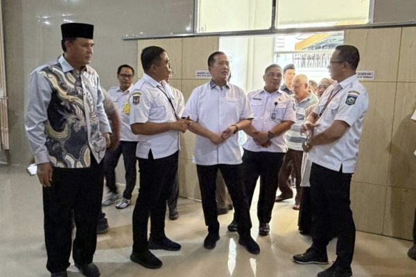 IMG_20251029_193323 Gubernur NTB Dr H Lalu Muhammad Iqbal meninjau langsung progres pembangunan tambahan ruangan dan fasilitas di RSUD Manambai Abdulkadir, Sumbawa Besar. (29/10/2025) (foto kicknews.today/ist)