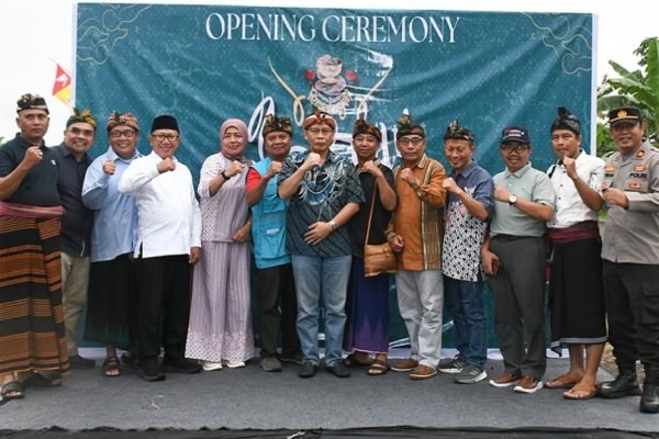 Wakil bupati Lombok Timur, H. Moh. Edwin Hadiwijaya bersama beberapa kepala Dinas yang hadir pada kegiatan pesona budaya pengadangan. Foto. Dok. Pemda
