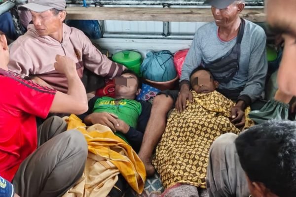 Warga evakuasi korban tersambar petir di Kabupaten Dompu.